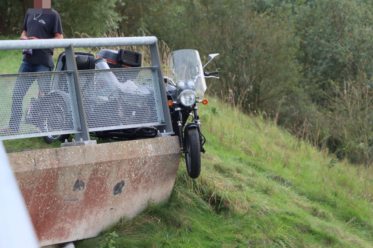 Motorrijder gewond na botsing met brug